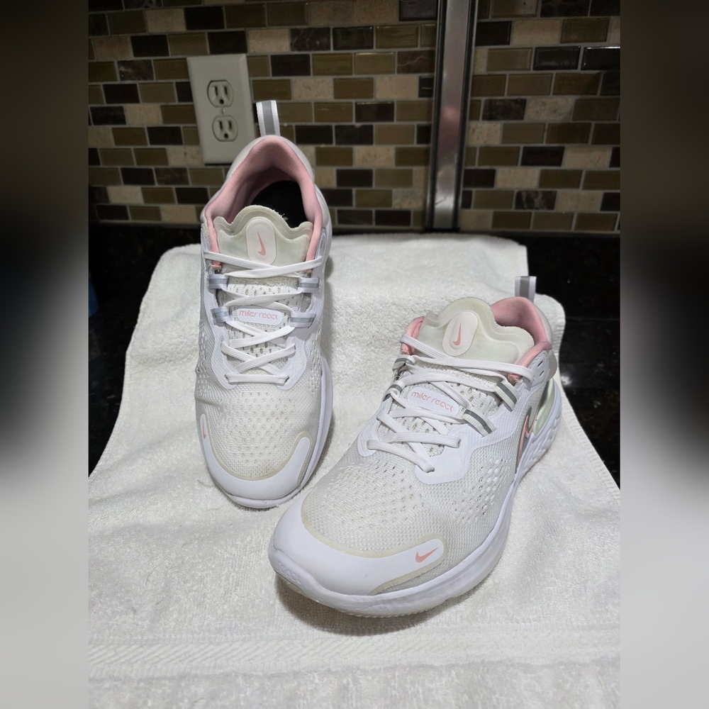Nike Women's React Miler White and Pink Running Shoes, Size 10